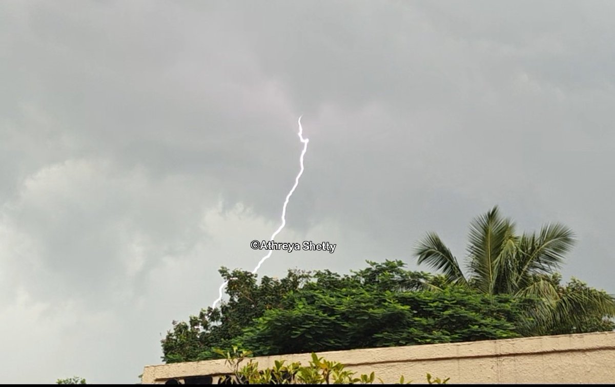 shetty_athreya's tweet photo. Few localised withdrawal #thunderstorms have popped up again over #Karjat and #NaviMumbai KDMC region, as expected.

Managed to capture a strike⚡😍

Some parts of MMR will get good #MumbaiRains again https://t.co/PnbQlxOVan