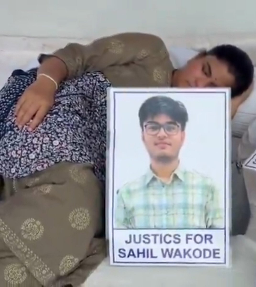 SurajKrBauddh's tweet photo. Support Sahil Wakode's parents. 💔✊🏽

This is the fourth consecutive day of Sahil's parents staging a hunger strike at Azad Maidan, Mumbai, demanding justice for their son.

If they were not Dalit, these parents wouldn't have to sit on the streets seeking justice. https://t.co/6qlckl2AAY