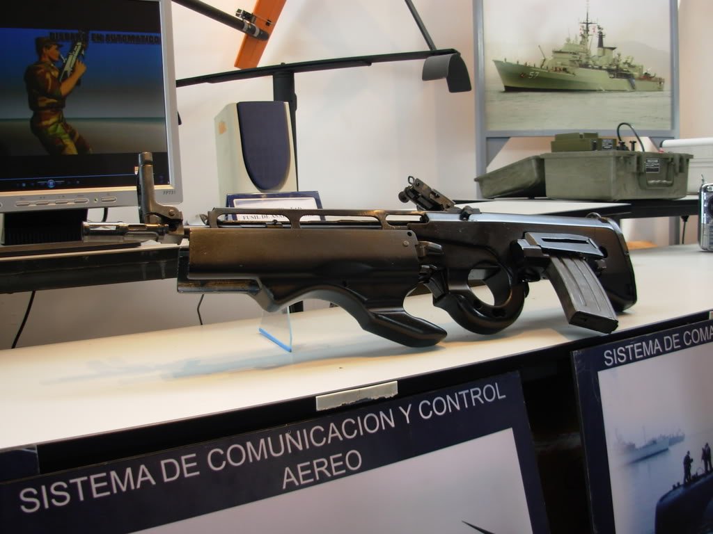 Bi224361My's tweet photo. Khẩu súng trường tấn công (Assault Rifle) Hyeon Burst trong Call of Duty: Modern Warfare 4 dựa trên nguyên mẫu khẩu FAD (Fusil Automático Doble) của Peru 🇵🇪

Bài đăng này mà được 10 ❤️ tôi sẽ phân tích về khẩu súng này.
(If this post gets 10 ❤️, I'll will analyze it) https://t.co/n6aNpFIinY