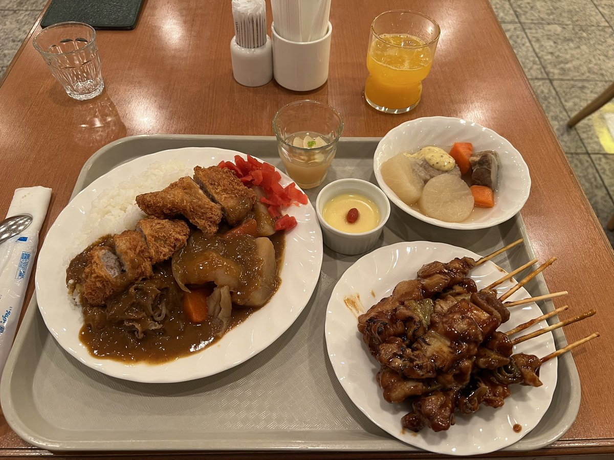 QKmahu's tweet photo. 生搾りオレンジジュース6杯
[トンカツ･肉じゃが･福神漬･カレー･米]
色々美味しくいただきました🙏 https://t.co/oiOmrW6fHH