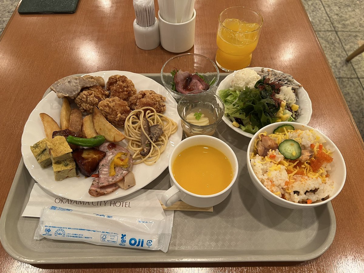 QKmahu's tweet photo. 生搾りオレンジジュース6杯
[トンカツ･肉じゃが･福神漬･カレー･米]
色々美味しくいただきました🙏 https://t.co/oiOmrW6fHH