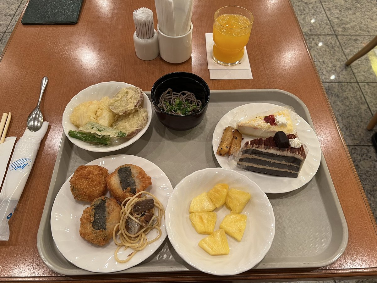 QKmahu's tweet photo. 生搾りオレンジジュース6杯
[トンカツ･肉じゃが･福神漬･カレー･米]
色々美味しくいただきました🙏 https://t.co/oiOmrW6fHH