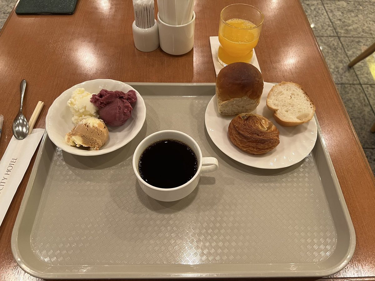 QKmahu's tweet photo. 生搾りオレンジジュース6杯
[トンカツ･肉じゃが･福神漬･カレー･米]
色々美味しくいただきました🙏 https://t.co/oiOmrW6fHH