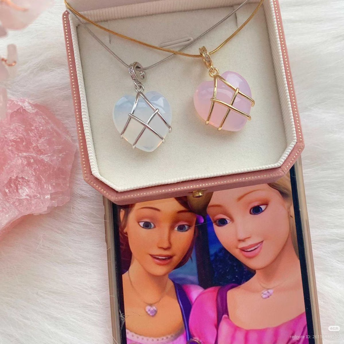 cuteusefulstuff's tweet photo. SUMPAH GEMESSS BANGETT 
Barbie stuff ini plisss 😭
Bibble lagi bobo ada plush nya dong, cermin, sepatu dan kalung barbie juga ga kuatt ini sih cakep bangetttt 🥹💓 https://t.co/s0TrNw9S1m