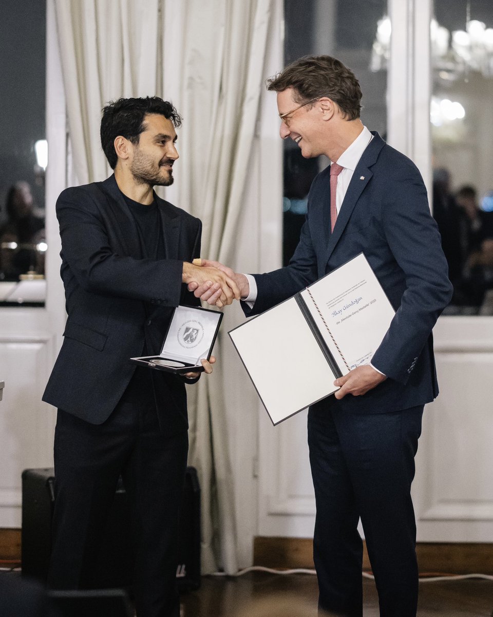 IlkayGuendogan's tweet photo. Es ist schwer, Worte zu finden, die der Bedeutung dieser Auszeichnung gerecht werden.

Die Mevlüde-Genç-Medaille ist für mich kein gewöhnlicher Preis. Sie ist eine große Ehre - aber vor allem eine Verpflichtung.

Mevlüde Genç hat nach dem unvorstellbaren Leid des Anschlags von Solingen mit etwas geantwortet, das weit über das hinausgeht, was man erwarten konnte: mit Liebe, Menschlichkeit und Versöhnung. Ihre Haltung erinnert uns daran, dass Hass niemals die Antwort sein kann.

Für mich ist diese Auszeichnung auch persönlich besonders bedeutend. Meine Geschichte hat in Gelsenkirchen und Nordrhein-Westfalen begonnen. Hier habe ich erlebt, dass Menschen unterschiedlichster Herkunft ganz selbstverständlich Seite an Seite leben und arbeiten können.

Ich möchte diese Werte auch weitergeben: an die nächste Generation und an die vielen jungen Menschen, die ihren eigenen Weg gehen. Bildung, Empathie und die Bereitschaft, andere Perspektiven zu verstehen, sind dabei entscheidend.

Vielen Dank an das Land Nordrhein-Westfalen und Ministerpräsident Hendrik Wüst für diese besondere Ehrung. Ich nehme sie mit großer Dankbarkeit entgegen - und mit dem Bewusstsein, dass sie eine Verantwortung mit sich bringt.

Miteinander ist immer stärker als Spaltung! 🤍