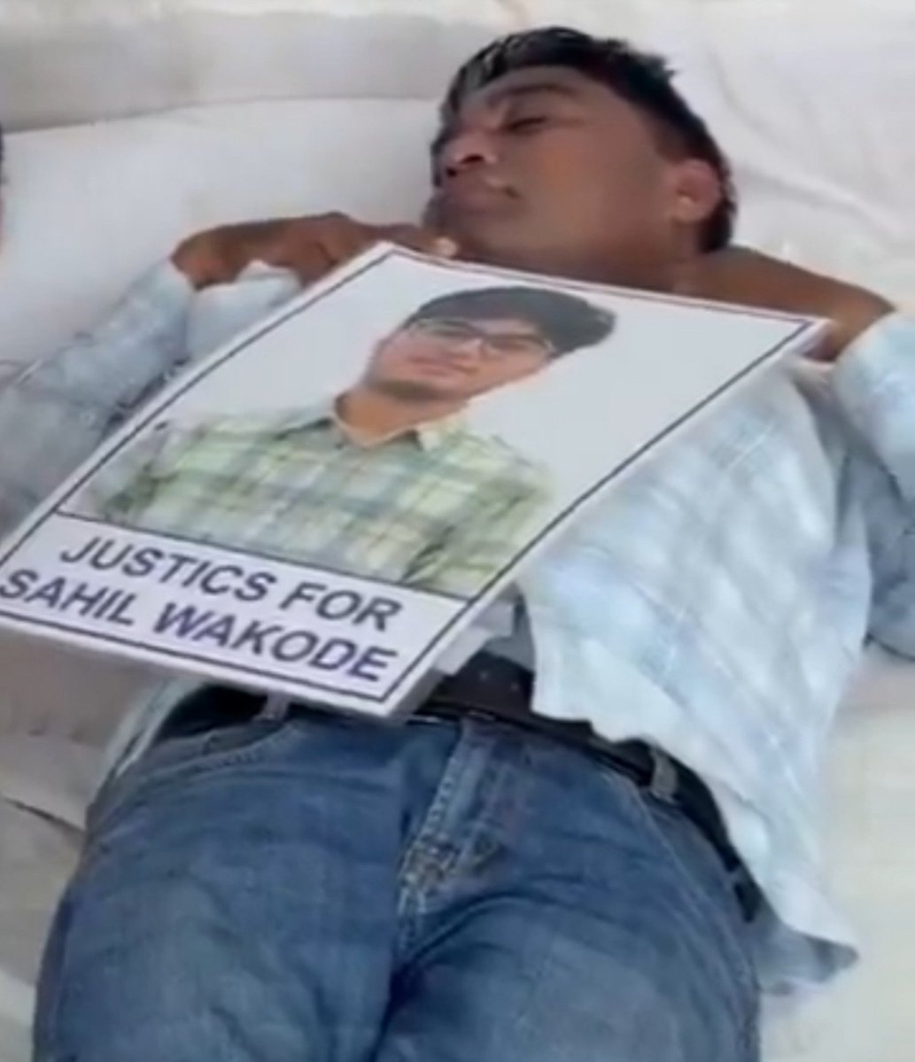 SurajKrBauddh's tweet photo. Support Sahil Wakode's parents. 💔✊🏽

This is the fourth consecutive day of Sahil's parents staging a hunger strike at Azad Maidan, Mumbai, demanding justice for their son.

If they were not Dalit, these parents wouldn't have to sit on the streets seeking justice. https://t.co/6qlckl2AAY