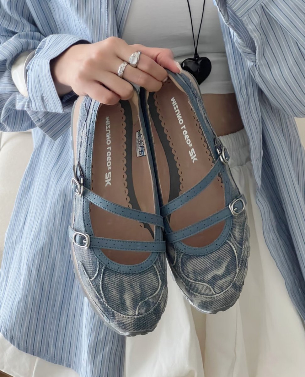 merapvi's tweet photo. DEYM NAKSIR BANGET SAMA MIZUNO MARY JANE DENIM INI 😭💙 dipake sama outfit apa aja kayaknya masuk, mana keliatan comfy bangeeet! https://t.co/7a2Sq8KhJi