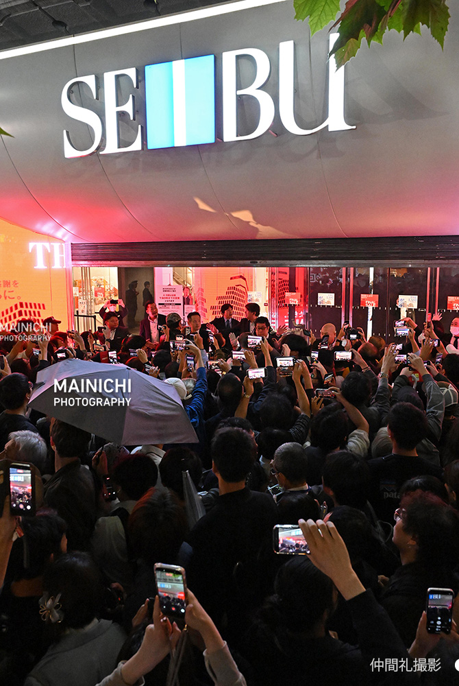 mainichiphoto's tweet photo. 西武渋谷店が30日午後8時、閉店しました。大勢の人たちに見守られながら、営業58年の歴史に幕を下ろしました。

写真特集　https://t.co/z4RQKWMSJP https://t.co/IhC32y34SN