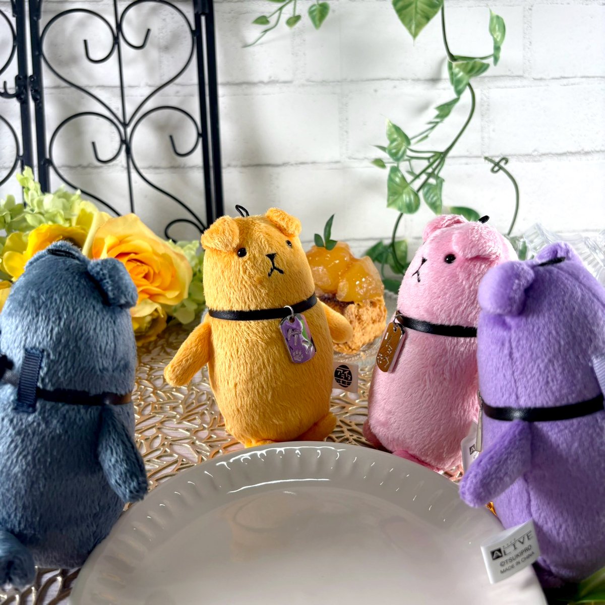 aliveinfo1's tweet photo. ☆本日は剣介誕生日③☆

剣「キッチンからいい匂いしてきた！」
衛「コウくんの料理って、香りだけでも癒されるよね」
剣「いやいや、俺は食べたいって！（笑）」
昂「…できたぞ。大したものではないんだが、口に合うと嬉しい」
剣「おー！ハンバーグに唐揚げ！てかサラダにローストビーフ乗ってる、豪華！」
衛「ケンくんの好きなものばっかりだね、美味しそう…！」
涼「これだけのものをサッと作るんだから、コウはすごいよね」
昂「皆大げさな気もするが…（笑）さあ、冷めないうちに食べてくれ」

一同「いただきまーす！」

剣「ん！さすがコウ様、鬼に金棒クオリティ！」ﾓｸﾞﾓｸﾞ
涼「ちょっとケン、いくらコウの料理が絶品だからって、食べ過ぎないでよ。合同舞台も控えてるんだからね」
剣「へーきへーき、いつもより多めに動いて消費するから！」
涼「それでプラマイゼロになるとでも思ってるの？」
衛「よく食べてよく動けば健康だよね」
昂「ああ。たくさん食べてくれると作った甲斐があるな」

#八重樫剣介生誕祭2026
