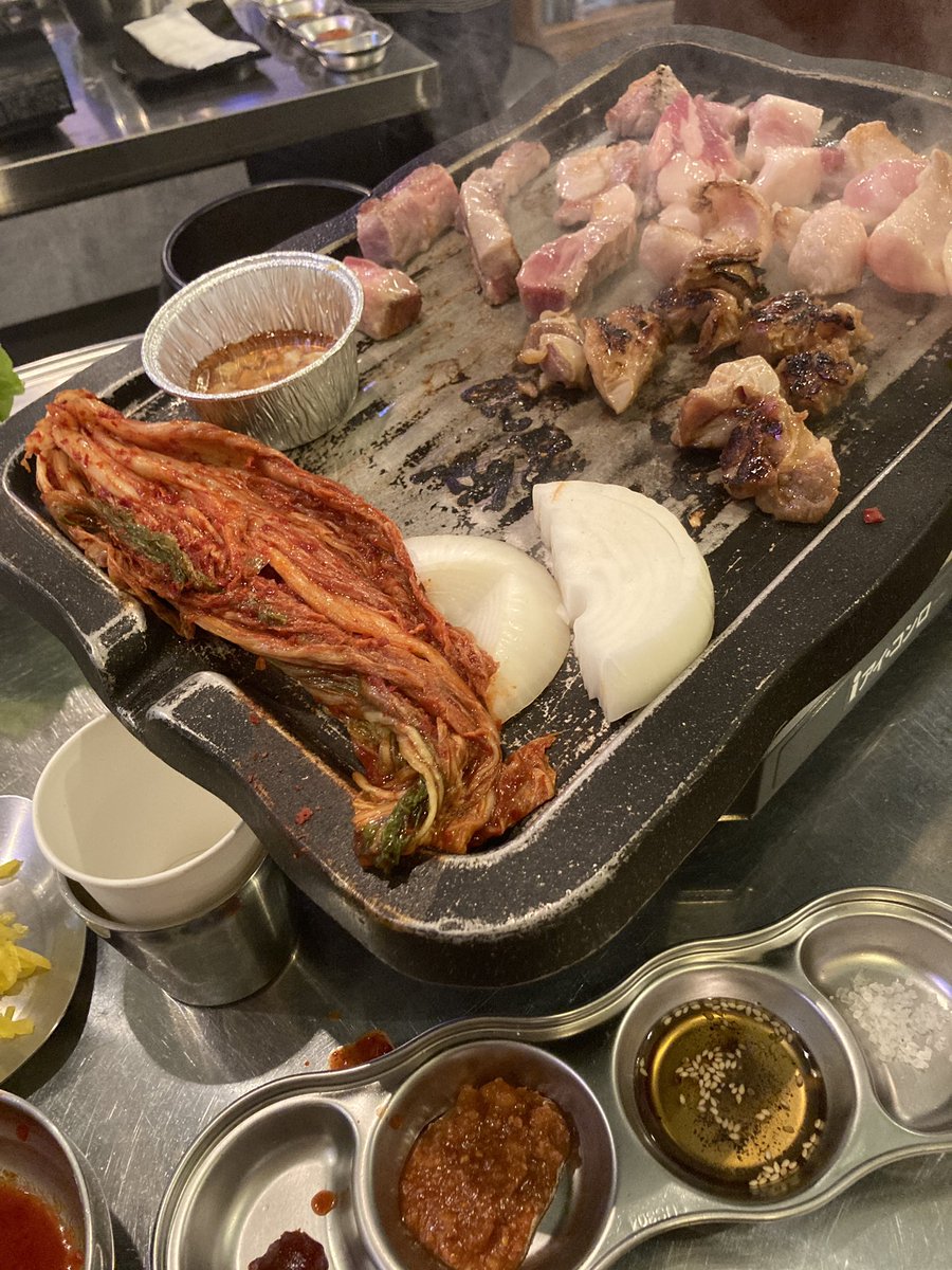 goma_0906's tweet photo. 8/15の晩ごはん

シガン今池店で、生サムギョプサル(一度も冷凍していないお肉を使っている)&amp;マッコリを。

どーんと大きな肉(4種の部位)を鉄板でじゅうじゅう焼いて、キムチや野菜とともに。暑い時期にぴったりのスタミナごはん！ https://t.co/qlfXJHwaeh