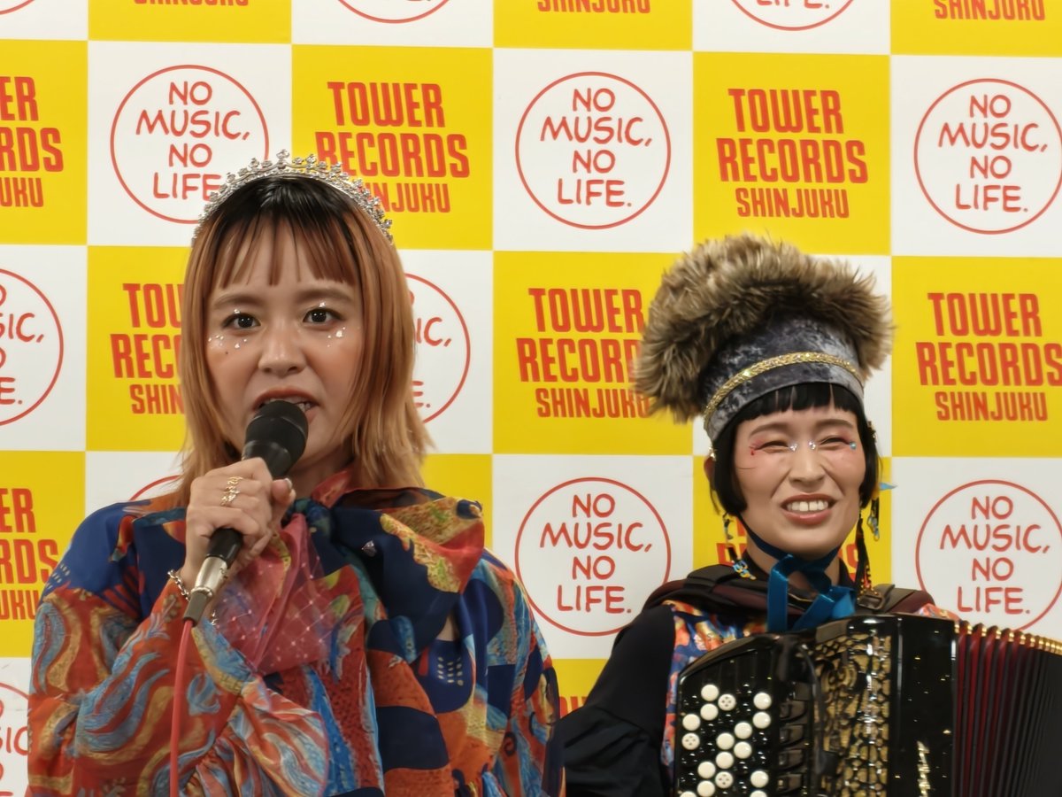 fcl_hayakawa's tweet photo. チャラン・ポ・ランタン新宿タワレコインストア✨🪗🐖
・置行堀行進曲
・君たちキウイ・パパイア・マンゴーだね。
・無神経な女
・かなしみ（いらないVer.）
・アラビアの唄
・VIVA、生きる
・ぽかぱか
#チャラン・ポ・ランタン https://t.co/3KSUq5Kyf3
