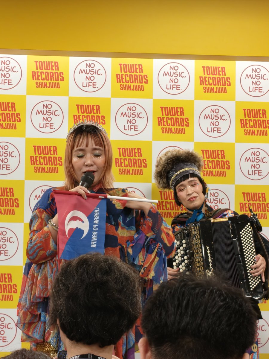 fcl_hayakawa's tweet photo. チャラン・ポ・ランタン新宿タワレコインストア✨🪗🐖
・置行堀行進曲
・君たちキウイ・パパイア・マンゴーだね。
・無神経な女
・かなしみ（いらないVer.）
・アラビアの唄
・VIVA、生きる
・ぽかぱか
#チャラン・ポ・ランタン https://t.co/3KSUq5Kyf3