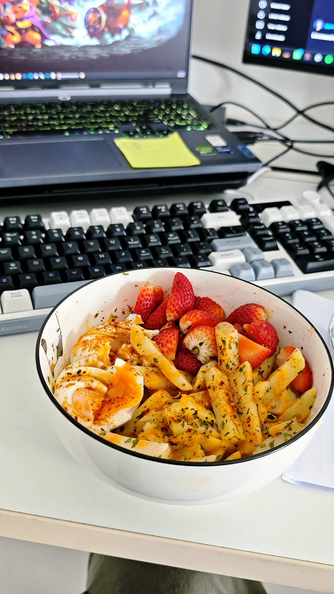 1Mdweller's tweet photo. Hari ini makan Rebus kentang dan strawbery dan telur rebus. Hanya itu ada fridge . Sedap ya. https://t.co/PTOoEjHErq