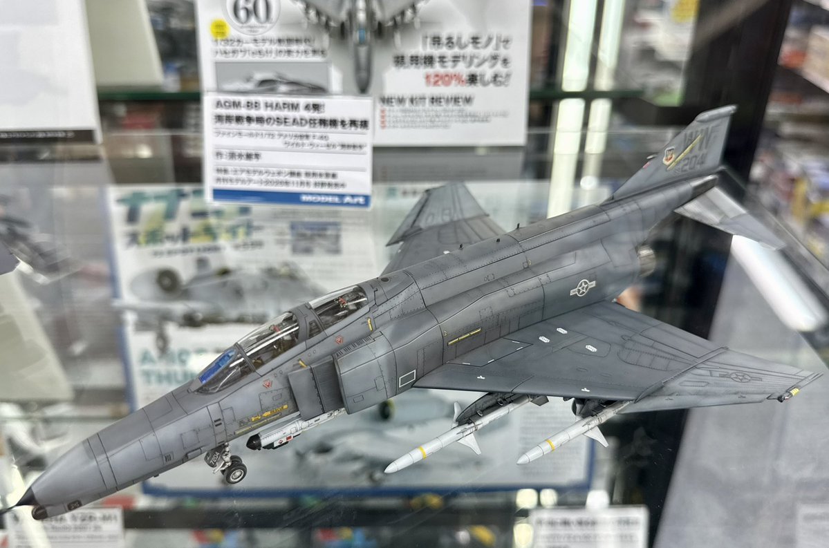 REMCAT18's tweet photo. 所用でアキーヴァ通ったのでヨドバシアキバのモデルアート掲載作品を拝観するなどσ(・∀・)σ。
誌面の写真も綺麗だけど、実物を見ると作った人の愛着とか気迫みたいなのが感じられてとても勉強になる(^ω^)。帰ってプラモ作りたくなったです( ๑>ω•́ )۶。 https://t.co/FpmWyRuXys