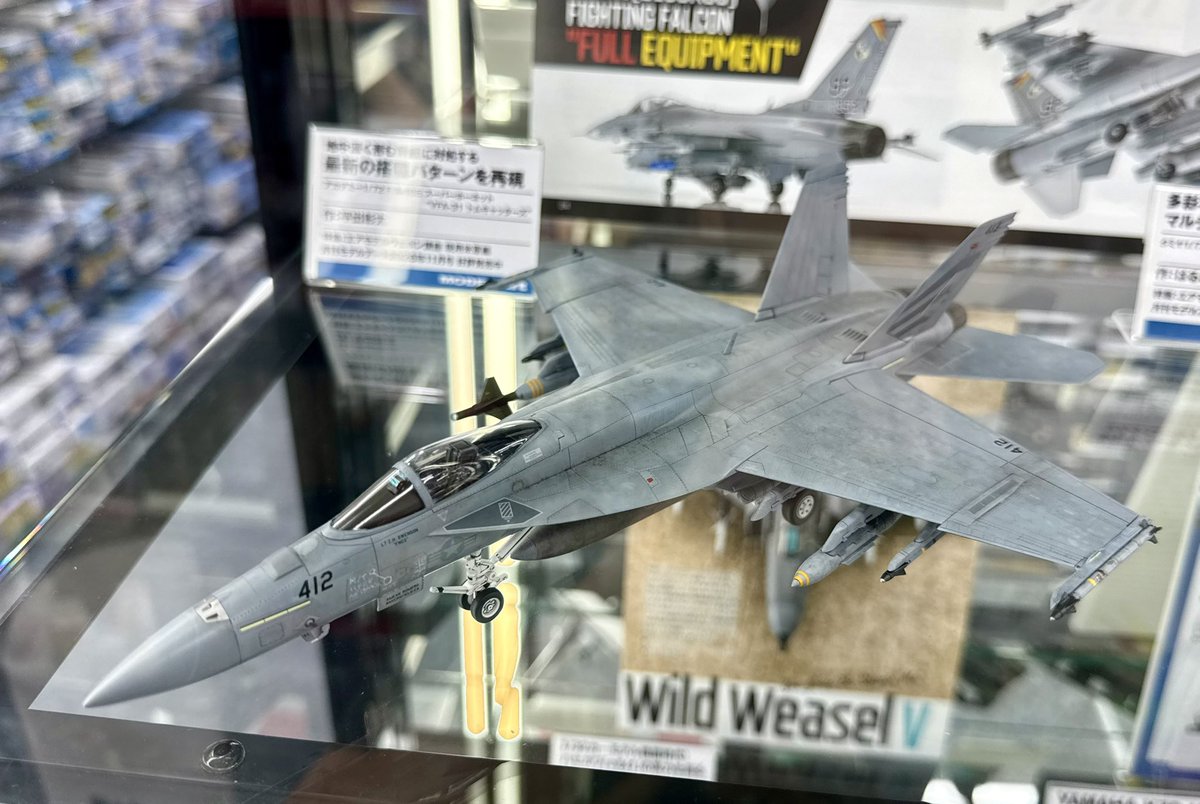 REMCAT18's tweet photo. 所用でアキーヴァ通ったのでヨドバシアキバのモデルアート掲載作品を拝観するなどσ(・∀・)σ。
誌面の写真も綺麗だけど、実物を見ると作った人の愛着とか気迫みたいなのが感じられてとても勉強になる(^ω^)。帰ってプラモ作りたくなったです( ๑>ω•́ )۶。 https://t.co/FpmWyRuXys