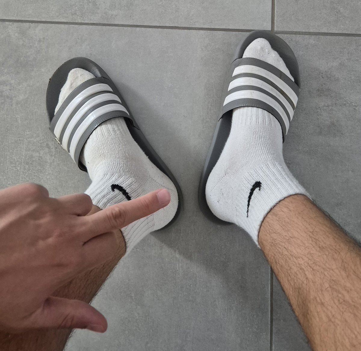 Master_Jacox's tweet photo. 🇮🇹 Non puoi immaginare l'odore che emanano le mie calze sudate 😂🧦 https://t.co/qQMGCZl5d3