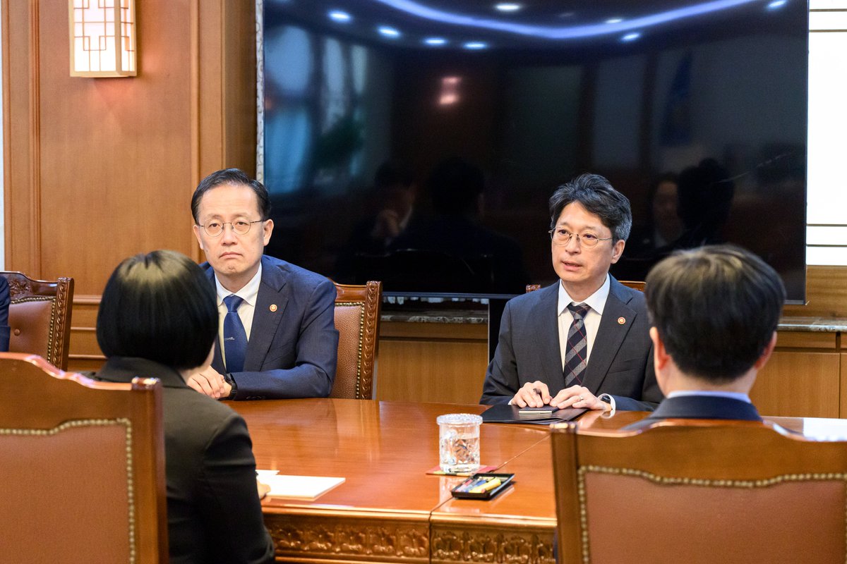 PrimeMinisterKR's tweet photo. #총리는지금

한성숙 국무총리는 주택정책 관계장관 간담회와 제3차 범부처 주택 신속공급 점검회의를 연이어 주재하고, 8.13 주택공급 대책의 이행 상황과 현장 애로사항을 점검했습니다.

한 총리는 “각 부처 장관이 주택공급 속도전의 현장지휘관”이라는 책임감을 갖고 공급에 속도를 내는 한편, 국민이 실제 주택공급 진행 상황을 체감할 수 있도록 이행 상황과 성과를 알기 쉽게 설명할 것을 당부했습니다.

🔗(블로그 보기)
https://t.co/5yi55j2aJA

#주택신속공급 #주택공급 #민생 #한성숙