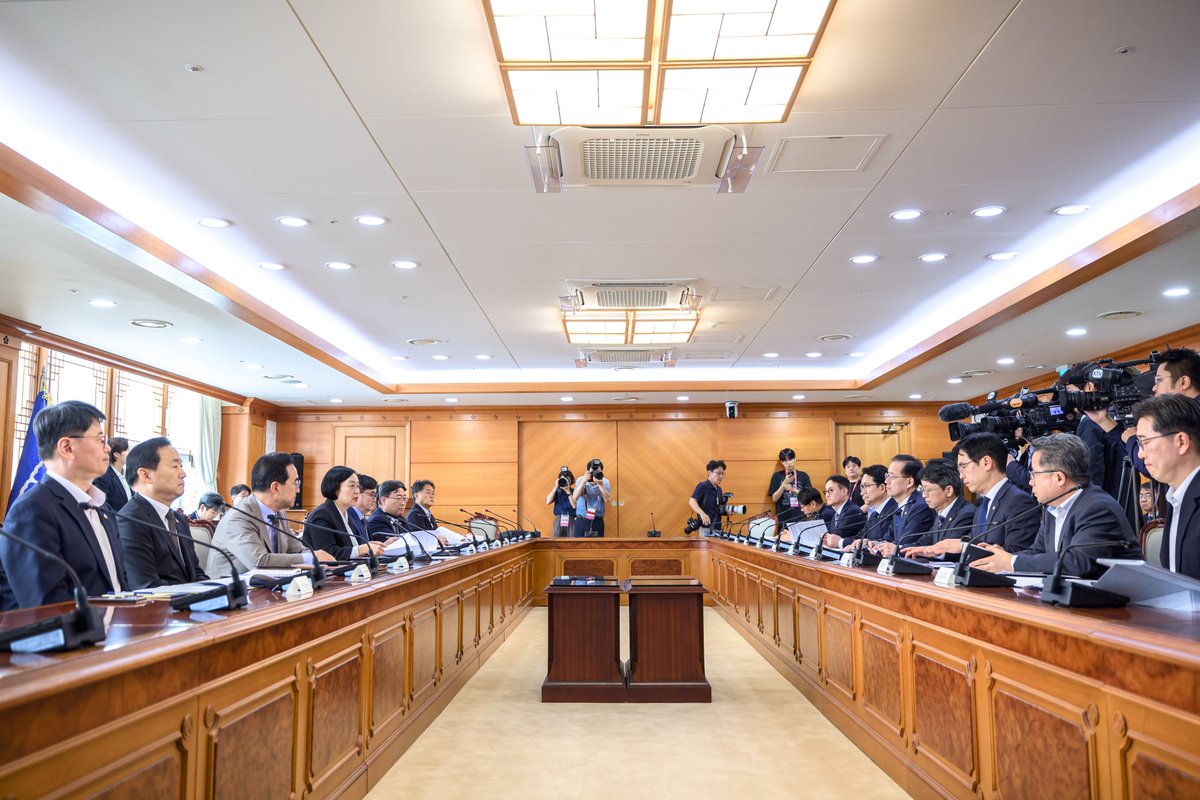 PrimeMinisterKR's tweet photo. #총리는지금

한성숙 국무총리는 주택정책 관계장관 간담회와 제3차 범부처 주택 신속공급 점검회의를 연이어 주재하고, 8.13 주택공급 대책의 이행 상황과 현장 애로사항을 점검했습니다.

한 총리는 “각 부처 장관이 주택공급 속도전의 현장지휘관”이라는 책임감을 갖고 공급에 속도를 내는 한편, 국민이 실제 주택공급 진행 상황을 체감할 수 있도록 이행 상황과 성과를 알기 쉽게 설명할 것을 당부했습니다.

🔗(블로그 보기)
https://t.co/5yi55j2aJA

#주택신속공급 #주택공급 #민생 #한성숙