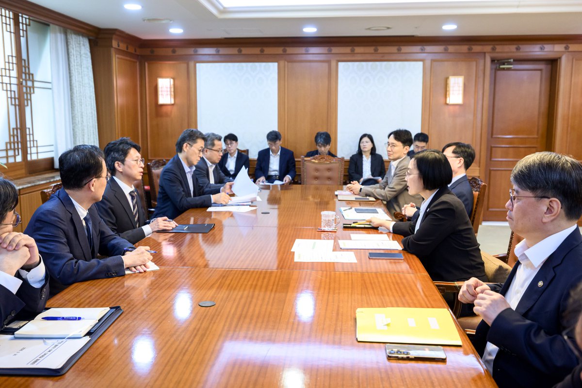 PrimeMinisterKR's tweet photo. #총리는지금

한성숙 국무총리는 주택정책 관계장관 간담회와 제3차 범부처 주택 신속공급 점검회의를 연이어 주재하고, 8.13 주택공급 대책의 이행 상황과 현장 애로사항을 점검했습니다.

한 총리는 “각 부처 장관이 주택공급 속도전의 현장지휘관”이라는 책임감을 갖고 공급에 속도를 내는 한편, 국민이 실제 주택공급 진행 상황을 체감할 수 있도록 이행 상황과 성과를 알기 쉽게 설명할 것을 당부했습니다.

🔗(블로그 보기)
https://t.co/5yi55j2aJA

#주택신속공급 #주택공급 #민생 #한성숙
