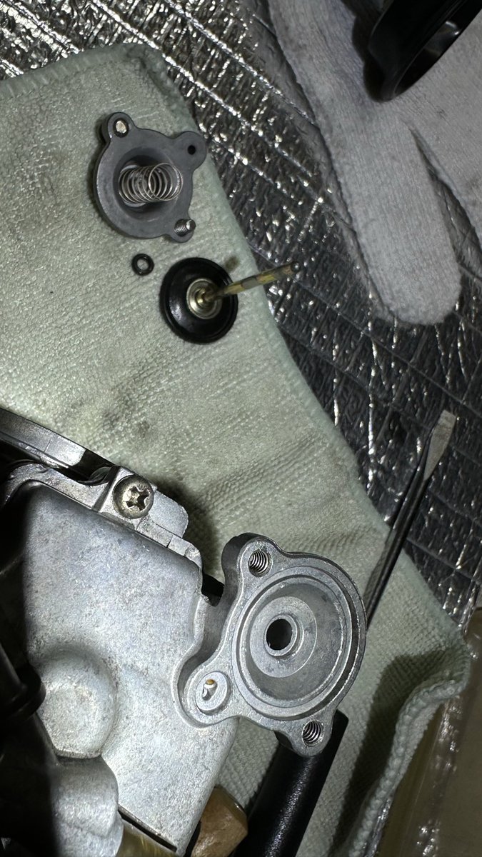 J_KWBT's tweet photo. キャブ開け３回目
フルスロットル部分の加速がもたつく症状が改善できません
勘弁して欲しいです笑 https://t.co/JqaKI6D1NR
