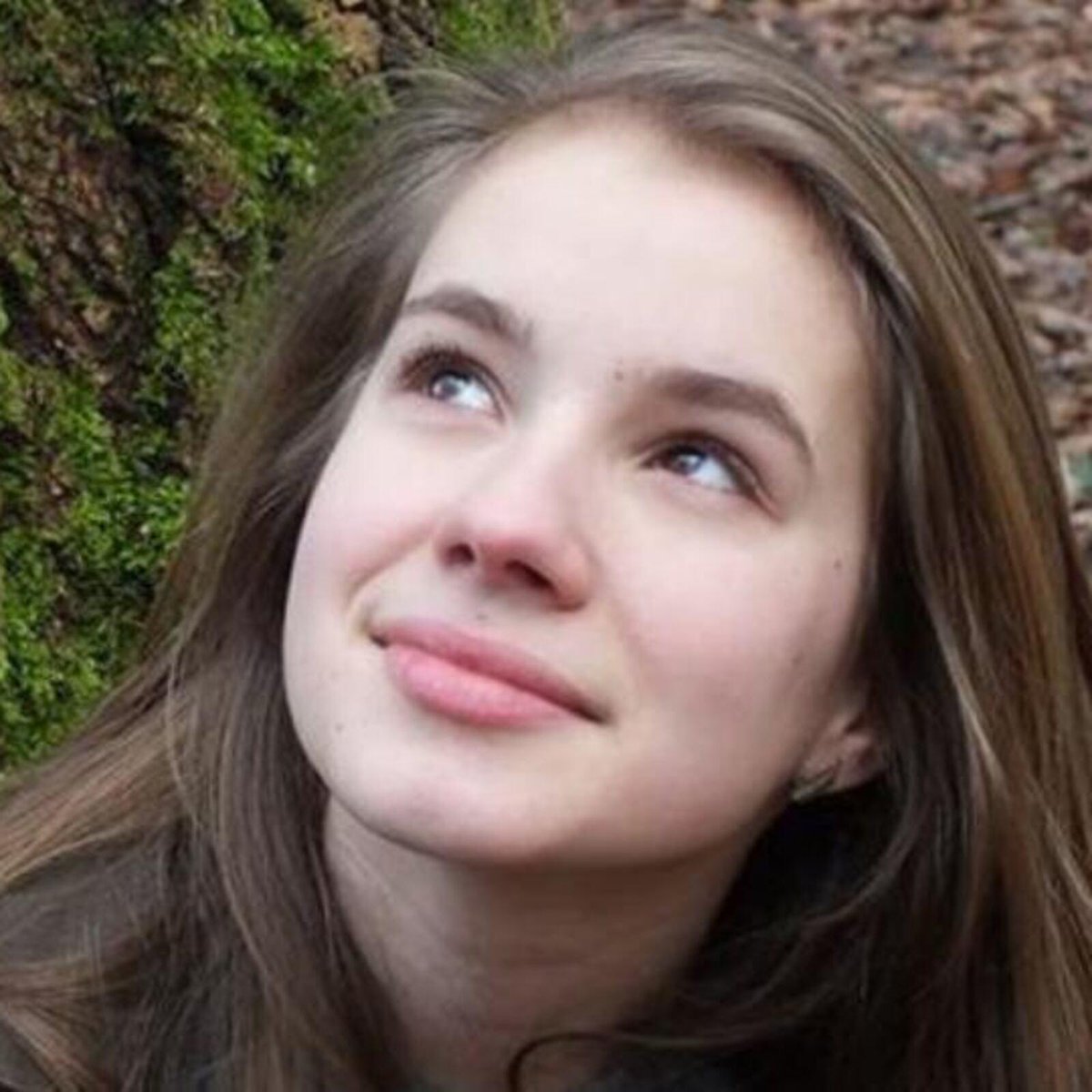 kutka18's tweet photo. Teď v říjnu uplyne už deset let od brutálního znásilnění a vraždy německé studentky Marie Ladenburgerové afghánským migrantem. Stalo se to v noci z 15. na 16. října ve Freiburgu, kde Maria studovala medicínu. Po půlnoci se vracela ze studentské párty domů. Jela na kole podél řeky Dreisam. Tam na ni skočil Hussein Khavari, chytil její kolo za řidítka a shodil ji na zem. Zacpal jí ústa a škrtil ji rukama a šálou tak dlouho, až upadla do bezvědomí. Pak ji znásilnil. Několikrát a velmi brutálně. Nakonec ji odtáhl do řeky a položil tak, aby měla nos a ústa pod vodou. Maria se utopila. Případ tehdy vyvolal velkou pozornost, protože Maria jako dobrovolnice pomáhala uprchlíkům a její otec byl vysoce postaveným úředníkem v Evropské unii. Jenže tím to nekončí. Případ je jasnou ukázkou toho, jak povolení stavidel a umožnění nekontrolované migrace vedou k fatálním následkům, které se těžko zvládají, a jak naprosto selhává azylový a migrační systém v Evropě.
Čtěte proč…
Hussein Khavari do Německa přišel během migrační krize roku 2015. Bylo to poté, co Angela Merkelová prohlásila „Společně to zvládneme“ a otevřela německé hranice běžencům. Samozřejmě to odnesly i ostatní země, zejména Řecko, protože většina lidí tehdy připlouvala na člunech z Turecka.
Stejně tak do Řecka připlul i Khavari. Jenže sotva se Khavari dostal do Řecka, tak málem zavraždil ženu. Na ostrově Korfu brutálně napadl mladou ženu, okradl ji a shodil ze srázu. Byla těžce zraněna, ale přežila. Řecký soud ho poslal na deset let do vězení. Shodil ji totiž z útesu. Žena byla velmi těžce zraněna, ale přežila. Khavari byl řeckými soudy odsouzen na deset let. Jenže řecká vězení v té době praskala ve švech, Řekové nápor migrantů nezvládali, nebyli na to připraveni, a tak se stalo, že Khavariho z vězení propustili za dobré chování a jaksi „zapomněli“ informovat Interpol. Khavari si tak v pohodě dojel do Německa, kde ze sebe udělal chudáka afghánského mladíka, kterému není ještě ani 18 a je sám. Německé úřady mu tak našly pěstounskou rodinu, kde bydlel. Ano, tenkrát to ještě část Němců chtěla společně zvládnout a zapojila se všemožně do pomoci příchozím. Německé úřady neprověřovaly ani věk, ani další reálie, které běženci hlásili. U Khavariho se později ukázalo, že do Řecka přišel z Íránu a ve skutečnosti mu bylo minimálně o pět let více, než tvrdil.
A pak už příběh známe… Jeho další obětí se stala nevinná Maria. Khavari byl odsouzen na doživotí a němečtí daňoví poplatníci budou celý jeho život platit jeho jídlo, bydlení, zdravotní péči a ostrahu.
Jenže Maria je také příběhem evropského systému, který selhal.
Evropa nebyla na masovou migraci roku 2015 připravena. Selhávala registrace. Selhávalo ověřování identity a věku. Selhávala výměna informací mezi státy. Řecko a Itálie byly pod obrovským tlakem a schengenský systém nebyl postavený na statisíce lidí pohybujících se během krátké doby přes několik států.
A pak přišla Angela Merkelová.
V září 2015 její vláda rozhodla nezavřít německou hranici lidem mířícím přes Rakousko z Maďarska. Z humanitárního rozhodnutí se stal symbol celé jedné éry.
„Wir schaffen das.“ Zvládneme to.
Jenže dnes je fér položit jinou otázku. Co přesně jsme zvládli? A co nezvládli? A je vůbec možné zvládnout obrovské množství lidí, o nichž vůbec nic nevíme? Osobně jsem viděla spousty roztrhaných pasů a dokladů na řecko-makedonské hranici. Protože bylo výhodnější vymýšlet si novou identitu včetně jména a věku, protože to šlo a procházelo. A všichni to věděli.
Maria nebyla sama
Patnáctiletá Mia Valentinová byla v roce 2017 ubodána v Kandelu. Sedmnáctiletá Mireille byla v roce 2018 ubodána ve Flensburgu. Čtrnáctiletá Susanna Feldmannová byla téhož roku znásilněna a zavražděna ve Wiesbadenu.
Každý z těch případů byl jiný. U Mii a Mireille šlo o násilí v předchozím partnerském vztahu. Maria svého vraha neznala. Susanna byla obětí sexuálního násilí a vraždy.
Spojoval je ale jeden fakt: jejich vrazi přišli do Německa jako žadatelé o azyl či uprchlíci.
Čtyři mrtvé dívky samozřejmě nejsou statistika. A čtyři vrazi nereprezentují miliony lidí, kteří do Německa přišli a nikdy žádný trestný čin nespáchali.
Statistiky mluví jasnou řeči
Německý Bundeskriminalamt dnes otevřeně říká, že migrace má na kriminalitu dopad. Současně upozorňuje, že mezi migranty je nadprůměrný podíl mladých mužů – skupiny, která páchá více trestné činnosti obecně – a že kriminalitu ovlivňují také chudoba, bydlení, vzdělání a neúspěšná integrace.
To všechno je pravda.
Stejně jako je pravda, že stát má právo rozhodovat, koho pustí na své území. Má povinnost zjistit, pokud je to možné, kdo přichází. Má chránit lidi, kteří v něm už žijí. A pokud přijme statisíce lidí rychleji, než je dokáže registrovat, prověřovat, ubytovat a integrovat, není to jen humanitární politika. Je to bezpečnostní experiment.
A jeho případné následky nenesou politici jako Merkelová. Nesou je konkrétní lidé.
Maria. Mia. Mireille. Susanna. A další.
Proto by bylo chybou redukovat kritiku migrační politiky na jednoduchou volbu mezi „vítejte všichni“ a „cizinci jsou nebezpeční“.
To není podstata problému. Podstatou je kontrola. A tu Evropa v roce 2015 na mnoha místech ztratila. A Angela Merkelová se stala politickou tváří rozhodnutí, že Německo tuto situaci zvládne.
Dnes vidíme také politický účet.
AfD vznikla ještě před migrační krizí jako euroskeptická strana. Teprve později z ní migrace udělala jedno z hlavních témat. V roce 2025 získala v celoněmeckých volbách přes 20 procent hlasů a skončila druhá. V roce 2026 její síla dál roste.
Nelze tvrdit, že AfD vytvořila Angela Merkelová. Nelze ani tvrdit, že každý její volič hlasuje kvůli migraci. Německo řeší ekonomickou stagnaci, ceny energií, válku na Ukrajině, nedůvěru v tradiční politiku i hluboké rozdíly mezi východem a západem.
Ale stejně absurdní by bylo předstírat, že migrační politika posledního desetiletí s růstem AfD nemá nic společného. Má, a všichni to vědí.
A tady přichází druhá část dědictví Angely Merkelové. Rusko.
Zatímco její vlády přesvědčovaly Němce, že zvládnou migraci, zároveň dál stavěly německý ekonomický model na levné energii z Ruska. Nord Stream nebyl jen plynovod; byl symbolem přesvědčení, že s Vladimirem Putinem lze obchodovat, vydělávat a geopolitiku nechat někde stranou.
Pak Rusko napadlo Ukrajinu. Nord Stream byl vyhozen do hlubin moře, levný ruský plyn zmizel a Německo zjistilo, jak hlubokou závislost si vybudovalo.
Politické dědictví Merkelové
A teď přichází další paradox.
Z problémů, které se nahromadily během předchozí dekády, politicky těží AfD – strana tvrdě protiimigrační a zároveň vstřícná k obnovení vztahů s Moskvou. Kreml dnes její snahu o dialog veřejně vítá.
Nekontrolovaná migrace není totéž co migrace. Uprchlík není synonymum pro zločince. A Merkelová samozřejmě nezavraždila Marii Ladenburgerovou.
Ale politická odpovědnost neznamená, že politik držel nůž nebo někoho strčil do řeky. Znamená odpovědnost za systém, který vytvářel, za rizika, která podcenil, a za varování, která odmítal slyšet.
Hussein Khavari byl za vraždu Marie odsouzen na doživotí. Angela Merkelová před žádným soudem nestojí. A ani není důvod zaměňovat politickou odpovědnost za trestní.
Existuje ale ještě jeden soud. A to soud nad politickým dědictvím.
A otázka, kterou si Německo musí položit, nezní: Kdo zabil Marii?
Ale jak se mohlo stát, že člověk, který už v jedné zemi Evropské unie brutálně napadl mladou ženu, prošel Evropou, vstoupil do Německa pod problematickou identitou a dostal příležitost zaútočit znovu?
A kdo za tohle selhání převzal politickou odpovědnost?
„Wir schaffen das“ nebyl jen slogan. Byl to politický slib. A politické sliby mají mít také politickou odpovědnost. Po jedenácti letech je čas vystavit účet.
Dezinformace jsou zdarma. Kvalitní novinařina je často za paywallem. My jsme platební bránu zrušily. Otevřely jsme Reportérky všem. Jsme reportérky s odvahou, ale hledáme Spojence. Přidejte se k nám a podpořte naši práci na Doniu https://t.co/48DFwuFrcc
Nebo se staňte naším Spojencem v klubu https://t.co/IROUib36MF
Sledovat nás můžete i na platformě HeroHero nebo na YouTube Reportérky https://t.co/TZJAmDRlUM