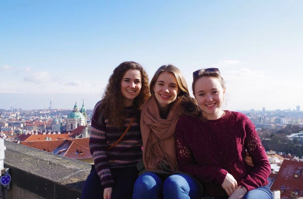 kutka18's tweet photo. Teď v říjnu uplyne už deset let od brutálního znásilnění a vraždy německé studentky Marie Ladenburgerové afghánským migrantem. Stalo se to v noci z 15. na 16. října ve Freiburgu, kde Maria studovala medicínu. Po půlnoci se vracela ze studentské párty domů. Jela na kole podél řeky Dreisam. Tam na ni skočil Hussein Khavari, chytil její kolo za řidítka a shodil ji na zem. Zacpal jí ústa a škrtil ji rukama a šálou tak dlouho, až upadla do bezvědomí. Pak ji znásilnil. Několikrát a velmi brutálně. Nakonec ji odtáhl do řeky a položil tak, aby měla nos a ústa pod vodou. Maria se utopila. Případ tehdy vyvolal velkou pozornost, protože Maria jako dobrovolnice pomáhala uprchlíkům a její otec byl vysoce postaveným úředníkem v Evropské unii. Jenže tím to nekončí. Případ je jasnou ukázkou toho, jak povolení stavidel a umožnění nekontrolované migrace vedou k fatálním následkům, které se těžko zvládají, a jak naprosto selhává azylový a migrační systém v Evropě.
Čtěte proč…
Hussein Khavari do Německa přišel během migrační krize roku 2015. Bylo to poté, co Angela Merkelová prohlásila „Společně to zvládneme“ a otevřela německé hranice běžencům. Samozřejmě to odnesly i ostatní země, zejména Řecko, protože většina lidí tehdy připlouvala na člunech z Turecka.
Stejně tak do Řecka připlul i Khavari. Jenže sotva se Khavari dostal do Řecka, tak málem zavraždil ženu. Na ostrově Korfu brutálně napadl mladou ženu, okradl ji a shodil ze srázu. Byla těžce zraněna, ale přežila. Řecký soud ho poslal na deset let do vězení. Shodil ji totiž z útesu. Žena byla velmi těžce zraněna, ale přežila. Khavari byl řeckými soudy odsouzen na deset let. Jenže řecká vězení v té době praskala ve švech, Řekové nápor migrantů nezvládali, nebyli na to připraveni, a tak se stalo, že Khavariho z vězení propustili za dobré chování a jaksi „zapomněli“ informovat Interpol. Khavari si tak v pohodě dojel do Německa, kde ze sebe udělal chudáka afghánského mladíka, kterému není ještě ani 18 a je sám. Německé úřady mu tak našly pěstounskou rodinu, kde bydlel. Ano, tenkrát to ještě část Němců chtěla společně zvládnout a zapojila se všemožně do pomoci příchozím. Německé úřady neprověřovaly ani věk, ani další reálie, které běženci hlásili. U Khavariho se později ukázalo, že do Řecka přišel z Íránu a ve skutečnosti mu bylo minimálně o pět let více, než tvrdil.
A pak už příběh známe… Jeho další obětí se stala nevinná Maria. Khavari byl odsouzen na doživotí a němečtí daňoví poplatníci budou celý jeho život platit jeho jídlo, bydlení, zdravotní péči a ostrahu.
Jenže Maria je také příběhem evropského systému, který selhal.
Evropa nebyla na masovou migraci roku 2015 připravena. Selhávala registrace. Selhávalo ověřování identity a věku. Selhávala výměna informací mezi státy. Řecko a Itálie byly pod obrovským tlakem a schengenský systém nebyl postavený na statisíce lidí pohybujících se během krátké doby přes několik států.
A pak přišla Angela Merkelová.
V září 2015 její vláda rozhodla nezavřít německou hranici lidem mířícím přes Rakousko z Maďarska. Z humanitárního rozhodnutí se stal symbol celé jedné éry.
„Wir schaffen das.“ Zvládneme to.
Jenže dnes je fér položit jinou otázku. Co přesně jsme zvládli? A co nezvládli? A je vůbec možné zvládnout obrovské množství lidí, o nichž vůbec nic nevíme? Osobně jsem viděla spousty roztrhaných pasů a dokladů na řecko-makedonské hranici. Protože bylo výhodnější vymýšlet si novou identitu včetně jména a věku, protože to šlo a procházelo. A všichni to věděli.
Maria nebyla sama
Patnáctiletá Mia Valentinová byla v roce 2017 ubodána v Kandelu. Sedmnáctiletá Mireille byla v roce 2018 ubodána ve Flensburgu. Čtrnáctiletá Susanna Feldmannová byla téhož roku znásilněna a zavražděna ve Wiesbadenu.
Každý z těch případů byl jiný. U Mii a Mireille šlo o násilí v předchozím partnerském vztahu. Maria svého vraha neznala. Susanna byla obětí sexuálního násilí a vraždy.
Spojoval je ale jeden fakt: jejich vrazi přišli do Německa jako žadatelé o azyl či uprchlíci.
Čtyři mrtvé dívky samozřejmě nejsou statistika. A čtyři vrazi nereprezentují miliony lidí, kteří do Německa přišli a nikdy žádný trestný čin nespáchali.
Statistiky mluví jasnou řeči
Německý Bundeskriminalamt dnes otevřeně říká, že migrace má na kriminalitu dopad. Současně upozorňuje, že mezi migranty je nadprůměrný podíl mladých mužů – skupiny, která páchá více trestné činnosti obecně – a že kriminalitu ovlivňují také chudoba, bydlení, vzdělání a neúspěšná integrace.
To všechno je pravda.
Stejně jako je pravda, že stát má právo rozhodovat, koho pustí na své území. Má povinnost zjistit, pokud je to možné, kdo přichází. Má chránit lidi, kteří v něm už žijí. A pokud přijme statisíce lidí rychleji, než je dokáže registrovat, prověřovat, ubytovat a integrovat, není to jen humanitární politika. Je to bezpečnostní experiment.
A jeho případné následky nenesou politici jako Merkelová. Nesou je konkrétní lidé.
Maria. Mia. Mireille. Susanna. A další.
Proto by bylo chybou redukovat kritiku migrační politiky na jednoduchou volbu mezi „vítejte všichni“ a „cizinci jsou nebezpeční“.
To není podstata problému. Podstatou je kontrola. A tu Evropa v roce 2015 na mnoha místech ztratila. A Angela Merkelová se stala politickou tváří rozhodnutí, že Německo tuto situaci zvládne.
Dnes vidíme také politický účet.
AfD vznikla ještě před migrační krizí jako euroskeptická strana. Teprve později z ní migrace udělala jedno z hlavních témat. V roce 2025 získala v celoněmeckých volbách přes 20 procent hlasů a skončila druhá. V roce 2026 její síla dál roste.
Nelze tvrdit, že AfD vytvořila Angela Merkelová. Nelze ani tvrdit, že každý její volič hlasuje kvůli migraci. Německo řeší ekonomickou stagnaci, ceny energií, válku na Ukrajině, nedůvěru v tradiční politiku i hluboké rozdíly mezi východem a západem.
Ale stejně absurdní by bylo předstírat, že migrační politika posledního desetiletí s růstem AfD nemá nic společného. Má, a všichni to vědí.
A tady přichází druhá část dědictví Angely Merkelové. Rusko.
Zatímco její vlády přesvědčovaly Němce, že zvládnou migraci, zároveň dál stavěly německý ekonomický model na levné energii z Ruska. Nord Stream nebyl jen plynovod; byl symbolem přesvědčení, že s Vladimirem Putinem lze obchodovat, vydělávat a geopolitiku nechat někde stranou.
Pak Rusko napadlo Ukrajinu. Nord Stream byl vyhozen do hlubin moře, levný ruský plyn zmizel a Německo zjistilo, jak hlubokou závislost si vybudovalo.
Politické dědictví Merkelové
A teď přichází další paradox.
Z problémů, které se nahromadily během předchozí dekády, politicky těží AfD – strana tvrdě protiimigrační a zároveň vstřícná k obnovení vztahů s Moskvou. Kreml dnes její snahu o dialog veřejně vítá.
Nekontrolovaná migrace není totéž co migrace. Uprchlík není synonymum pro zločince. A Merkelová samozřejmě nezavraždila Marii Ladenburgerovou.
Ale politická odpovědnost neznamená, že politik držel nůž nebo někoho strčil do řeky. Znamená odpovědnost za systém, který vytvářel, za rizika, která podcenil, a za varování, která odmítal slyšet.
Hussein Khavari byl za vraždu Marie odsouzen na doživotí. Angela Merkelová před žádným soudem nestojí. A ani není důvod zaměňovat politickou odpovědnost za trestní.
Existuje ale ještě jeden soud. A to soud nad politickým dědictvím.
A otázka, kterou si Německo musí položit, nezní: Kdo zabil Marii?
Ale jak se mohlo stát, že člověk, který už v jedné zemi Evropské unie brutálně napadl mladou ženu, prošel Evropou, vstoupil do Německa pod problematickou identitou a dostal příležitost zaútočit znovu?
A kdo za tohle selhání převzal politickou odpovědnost?
„Wir schaffen das“ nebyl jen slogan. Byl to politický slib. A politické sliby mají mít také politickou odpovědnost. Po jedenácti letech je čas vystavit účet.
Dezinformace jsou zdarma. Kvalitní novinařina je často za paywallem. My jsme platební bránu zrušily. Otevřely jsme Reportérky všem. Jsme reportérky s odvahou, ale hledáme Spojence. Přidejte se k nám a podpořte naši práci na Doniu https://t.co/48DFwuFrcc
Nebo se staňte naším Spojencem v klubu https://t.co/IROUib36MF
Sledovat nás můžete i na platformě HeroHero nebo na YouTube Reportérky https://t.co/TZJAmDRlUM