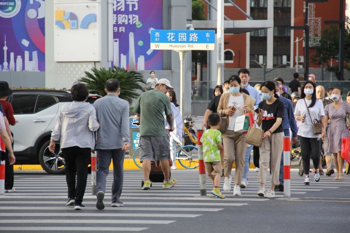 YurleyAndreaMe2's tweet photo. When a crowd of curious pedestrians gather on the street, the whole lively scene makes the busy day more interesting. https://t.co/WF1DsybJLQ