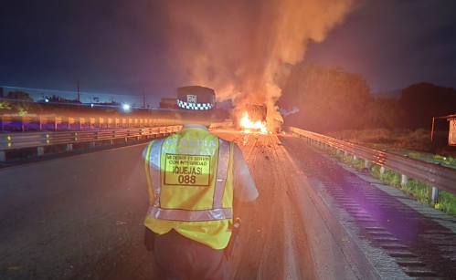 GN_Carreteras's tweet photo. #Tomeprecauciones en #Veracruz se registra cierre total de circulación por #Vehiculoincendiado cerca del Km 282+700 de la autopista Córdoba-Puebla con dirección Puebla. Atienda indicación vial. https://t.co/U81T1GiulC