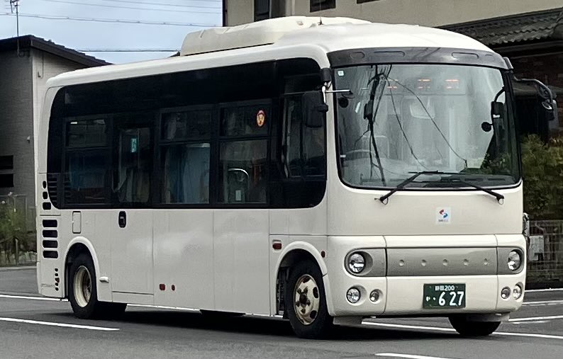 mimichanssj's tweet photo. この小さいシールだけで無塗装の静鉄バス🚌普通の路線バスとして走ってます。
ここまで何もないの、珍しいですよね？
2〜3か月前からこの姿だと思うけど、この後もこのままなのかな？

最初見た時、どこかに売られていくのか、大きい空港で見かける外国からの旅行者乗せたバスなのかと思った🚌 https://t.co/RrhgRMbGr7