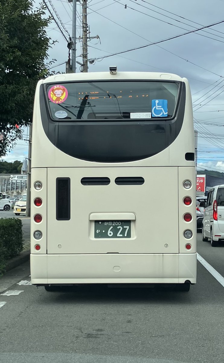 mimichanssj's tweet photo. この小さいシールだけで無塗装の静鉄バス🚌普通の路線バスとして走ってます。
ここまで何もないの、珍しいですよね？
2〜3か月前からこの姿だと思うけど、この後もこのままなのかな？

最初見た時、どこかに売られていくのか、大きい空港で見かける外国からの旅行者乗せたバスなのかと思った🚌 https://t.co/RrhgRMbGr7