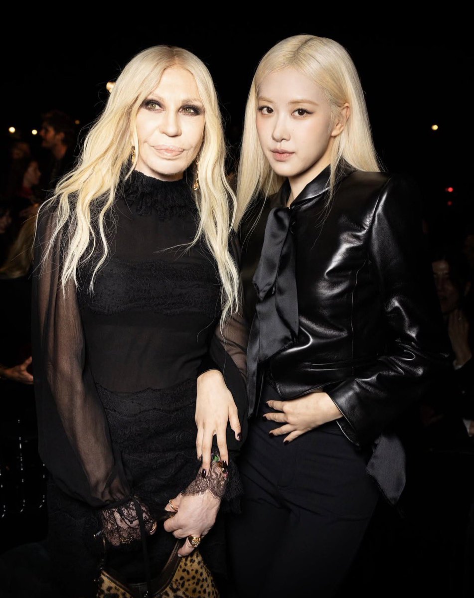 orn_pcyR's tweet photo. ป้าโดนาเทลลาลงโพสชีเอารูปที่ถ่ายกับโรเซ่ไว้รูปแรกนะคะ

ROSÉ AT YSL PFW 
#ParisFashionWeek #PFW
#ROSÉ #YSL #SaintLaurent https://t.co/wlFIfFcx2c