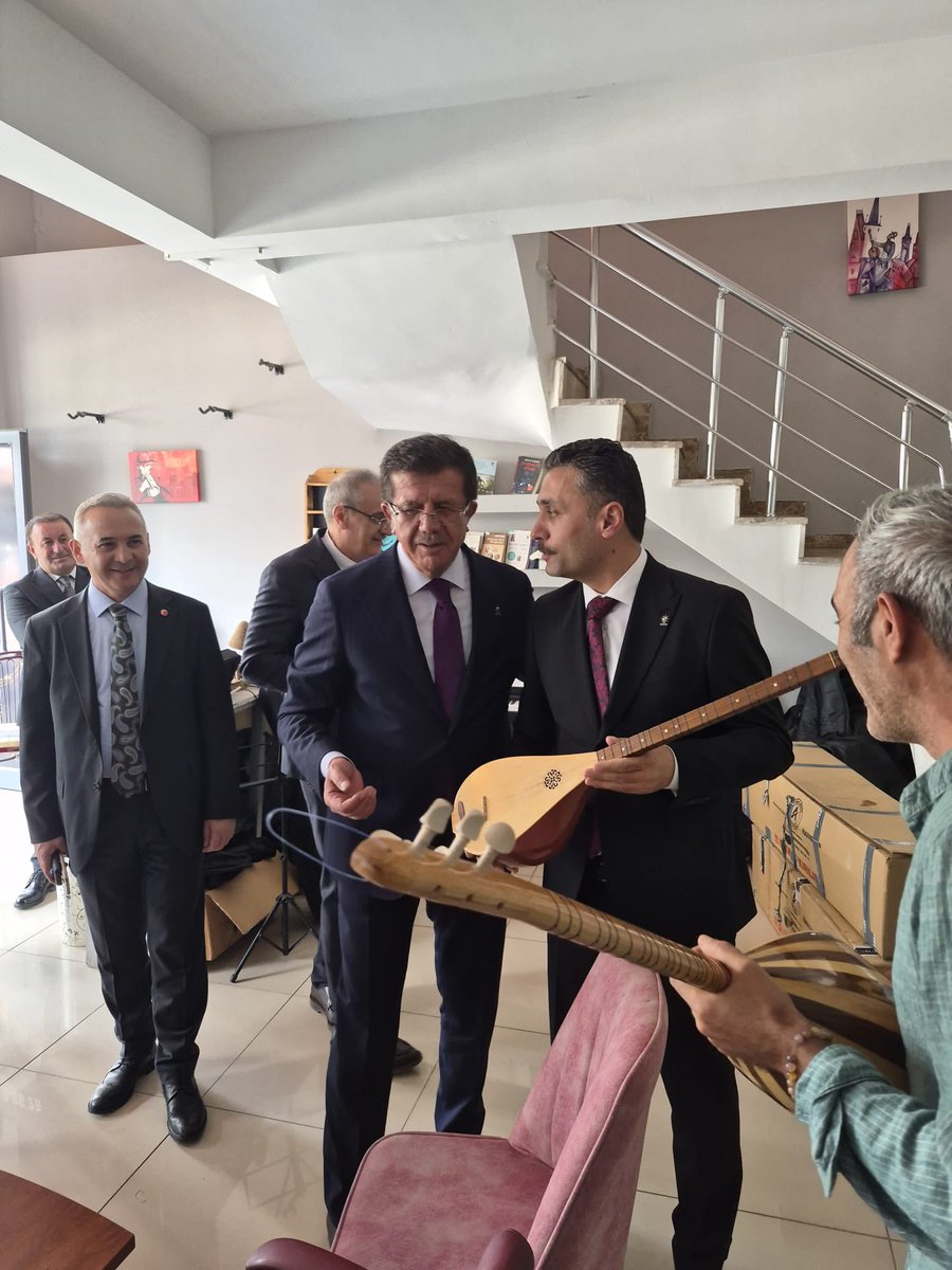 ZeybekciNihat's tweet photo. 📍 Cadde 62 | Tunceli

Türkiye Yüzyılı Buluşmalarımız kapsamında esnafımızı ziyaret ettik, hemşehrilerimizle bir araya geldik.

Şehrimizin ekonomisine alın teriyle güç katan esnafımıza hayırlı işler, bereketli kazançlar diliyorum.

Samimi sohbetleri ve sıcak karşılamaları için tüm hemşehrilerimize teşekkür ediyorum.