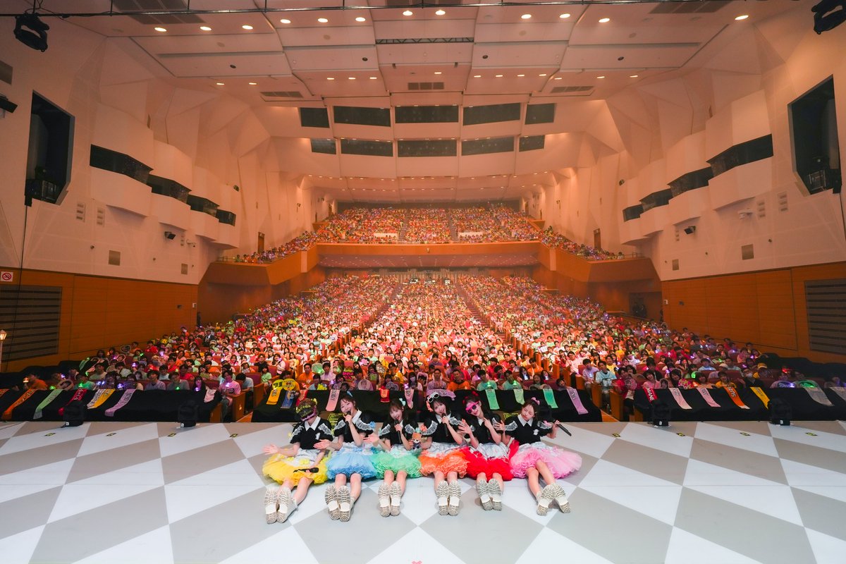 FRUITS_ZIPPER's tweet photo. ⟡📸 ホールツアー大阪Day1 集合写真 🗝️ ⟡

9/30(水) at グランキューブ大阪 メインホール
FRUITS ZIPPER JAPAN TOUR 2026 - AUTUMN -
「Secret Code」

💜仲川瑠夏 @luna_fz0703
💛早瀬ノエル @noel_fz1229
💚櫻井優衣 @yui_fz0221
🩵真中まな @manafy_fz0422
🩷松本かれん @karen_fz0328
🧡鎮西寿々歌 @suzuka_fz1124
❤️月足天音 @amane_fz1026

🎧「秘密のアティチュード」を聴く
https://t.co/dLn4L79eTw

#ふるっぱーと全国ツアー2026
#FRUITSZIPPER #ふるっぱー 
#フルーツジッパー
