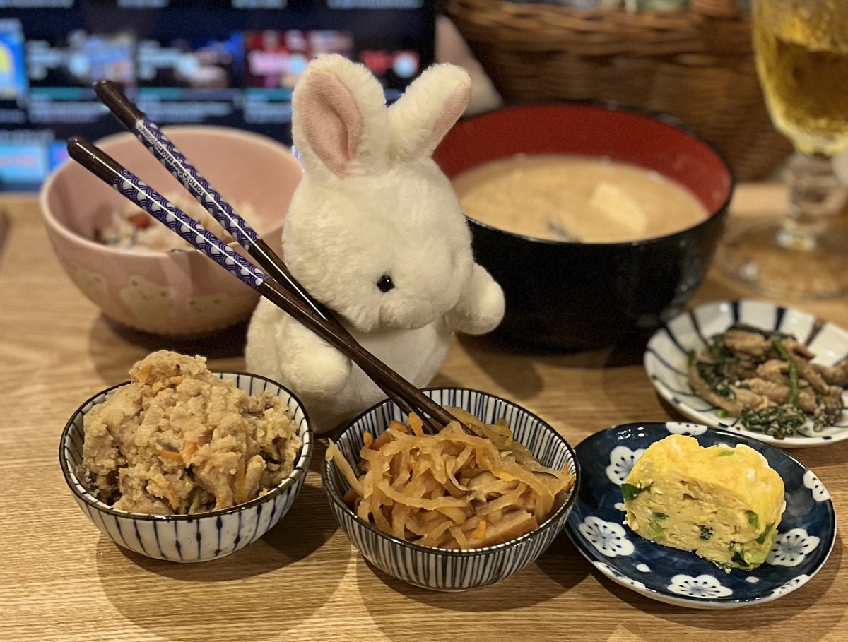 usatan0141's tweet photo. 梅じゃこごはん、鱈の粕汁、卯の花、切り干し大根、ネギだし巻き、しめじとほうれん草の胡麻和えだよ。うたたん https://t.co/qfsAmpWLrQ