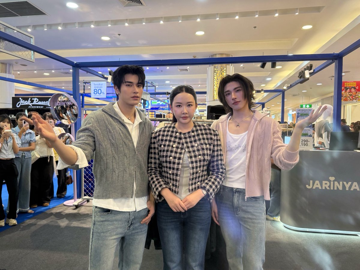 DomundiTV's tweet photo. ขอขอบคุณ @jarinyaofficial และ “Robinson” ที่ให้เกียรติ “ภูผา” @phuuulix เเละ “เท็ดดี้” @teddyyy_____s ได้มาร่วมกิจกรรมงานในวันนี้นะคะ 🥰

ขอขอบคุณแฟน ๆ ทุกคนที่มาเจอกัน รวมถึงแฟน ๆ ที่ส่งกำลังใจมาให้ทั้งสองคนด้วยนะคะ 🫶🏻✨️

#RobinsonSuperJeansWeekXPhupha
#RobinsonSuperJeansWeekXTeddyyy