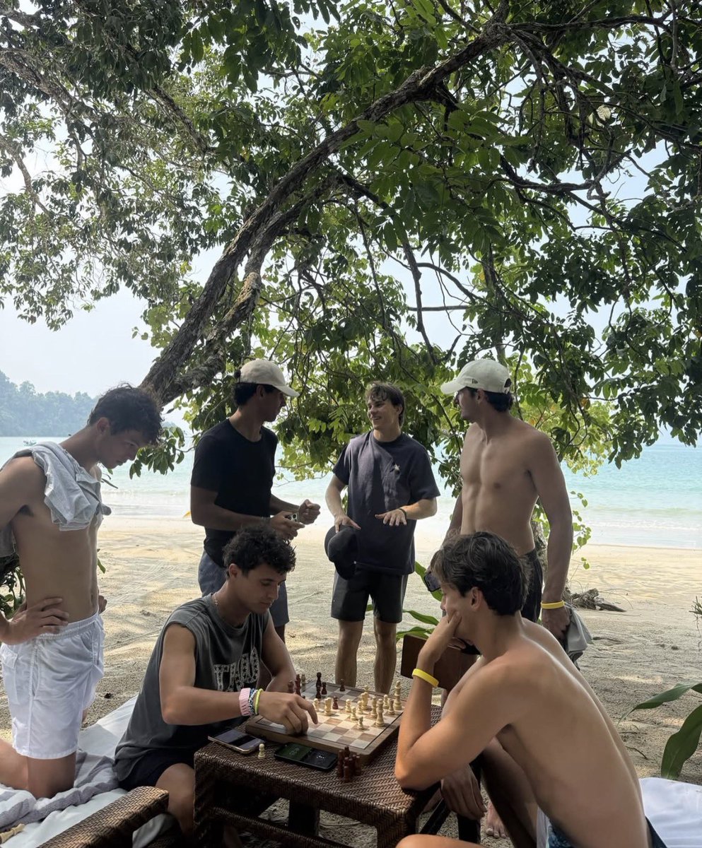 sainzzleclerc's tweet photo. now I know why the whole house is mad.. it's because everyone ACTUALLY gets along 😭😭 https://t.co/5dakdJLEWL