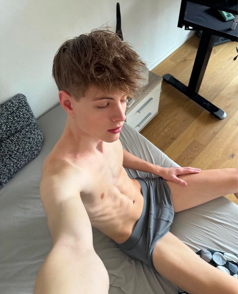 LukaJohn94's tweet photo. Shirtless. Waiting for someone to make me the object of their attention😏🥵🔥 https://t.co/Ve7I8Pw0hz