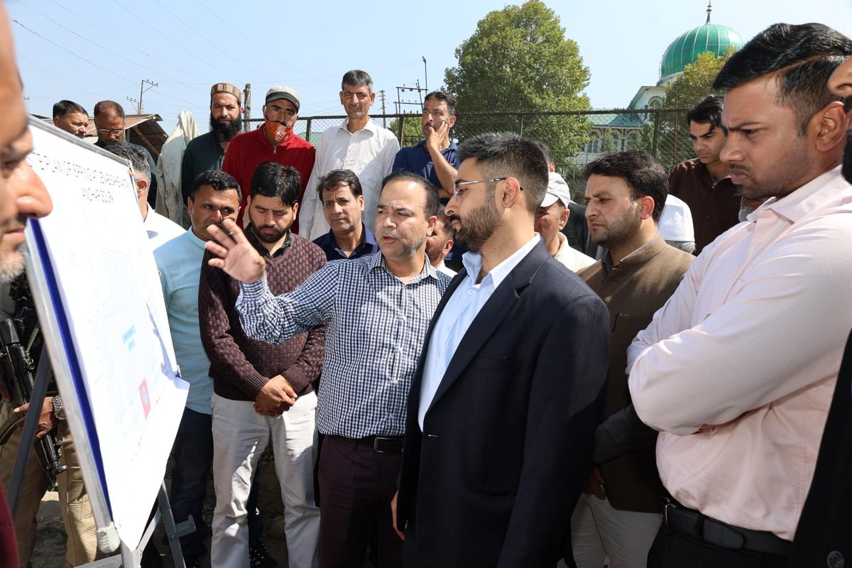 srinagaradmin's tweet photo. DC Srinagar @akshaylabroo conducts on-site inspection of development works at Anchaar Soura

Reviews progress in restoration and preservation of Jenab Sahib Soura shrine &amp; its historic spring; establishment of an ATM, road &amp; water improvement projects
@diprjk https://t.co/0ZYbEdCCDa