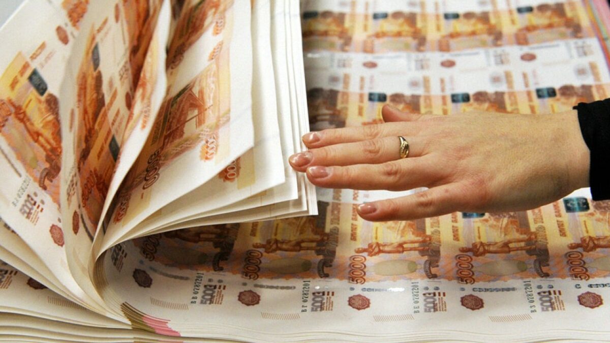 InfoResist's tweet photo. РФ залізе в рекордні за чверть століття борги, щоб оплатити війну проти України

До 2029 року на обслуговування держборгу РФ може йти понад 10% витрат бюджету — до початку повномасштабної війни цей показник становив 4,4% https://t.co/WvrZu5kplh https://t.co/MeWn6yjlWY