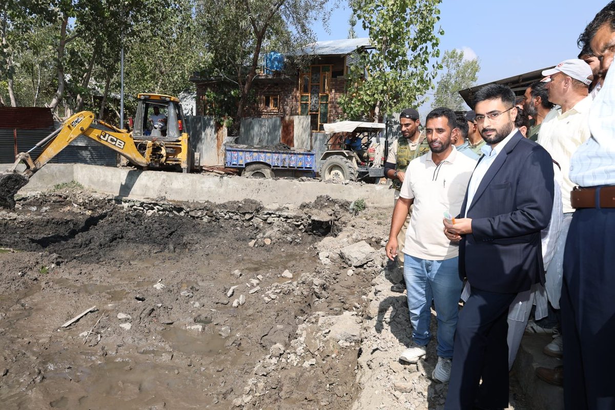srinagaradmin's tweet photo. DC Srinagar @akshaylabroo conducts on-site inspection of development works at Anchaar Soura

Reviews progress in restoration and preservation of Jenab Sahib Soura shrine &amp; its historic spring; establishment of an ATM, road &amp; water improvement projects
@diprjk https://t.co/0ZYbEdCCDa