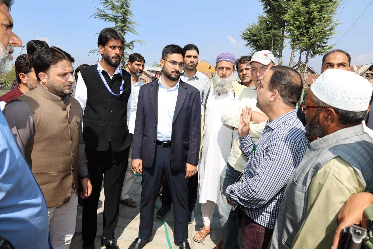 srinagaradmin's tweet photo. DC Srinagar @akshaylabroo conducts on-site inspection of development works at Anchaar Soura

Reviews progress in restoration and preservation of Jenab Sahib Soura shrine &amp; its historic spring; establishment of an ATM, road &amp; water improvement projects
@diprjk https://t.co/0ZYbEdCCDa