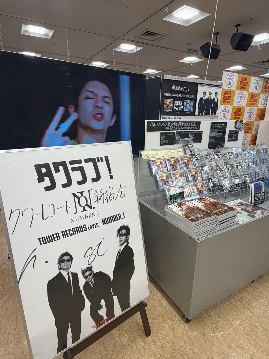 TOWER_Shinjuku's tweet photo. 【#Number_i】　

Number_i
『𝗥𝗘𝗕𝗢𝗡 / 𝗕𝗨𝗚𝗦 𝗟𝗜𝗙𝗘 / 𝗗𝗜𝗚𝗜𝗧𝗔𝗟 𝗚𝗜𝗥𝗟』🦋🦋🦋

今週は場所を移動して9Fにて展開中です！
サイン入りポスターも反射しないでお撮りいただけます📷✨

新宿店では特典ステッカー付で在庫全形態ご用意してます🙌

#Ni_REBON_BUGSLIFE_DIGITALGIRL https://t.co/ijA4fxEq5y