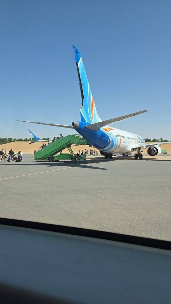 Ahmed_Esssam7's tweet photo. عشان نعرف حجم التعقيد في ملكية طائرة فلاي دبي التي هبطت اضطرارياً اليوم.. 🪂✈️

لوحة ملكية طائرة من طراز B737 MAX 8 في أسطول فلاي دبي 🇦🇪✈️

👔🇯🇵الطائرة مملوكة قانونيًا من قبل شركة JPA اليابانية وهي شركة مرتبطة بمجموعة JLPS اليابانية

🏦🇺🇸أيضًا الطائرة مرهونة لبنك UMB في أمريكا والبنك هو الممثل القانوني الذي يحتفظ بالرهن كضمان بالنيابة عن جميع الممولين للطائرة 

🇮🇪🇯🇵مالك الطائرة JPA قام بتأجير الطائرة لشركة JLPS في إيرلندا والتي تقوم بدورها بتأجير الطائرة بالباطن لفلاي دبي وهي المشغل الفعلي للطائرة!! 

المصدر : عشاق عالم الطيران ℹ️

يعني الطائرة مالكها مجموعة يابانية عندها تمويل من بنك أمريكي والطائرات مرهونه 
للبنك بسبب التمويل.. ومؤجرة لشركة في ايرلندا 

والشركة الأيرلندية تؤجرها بالباطن لفلاي دبي..