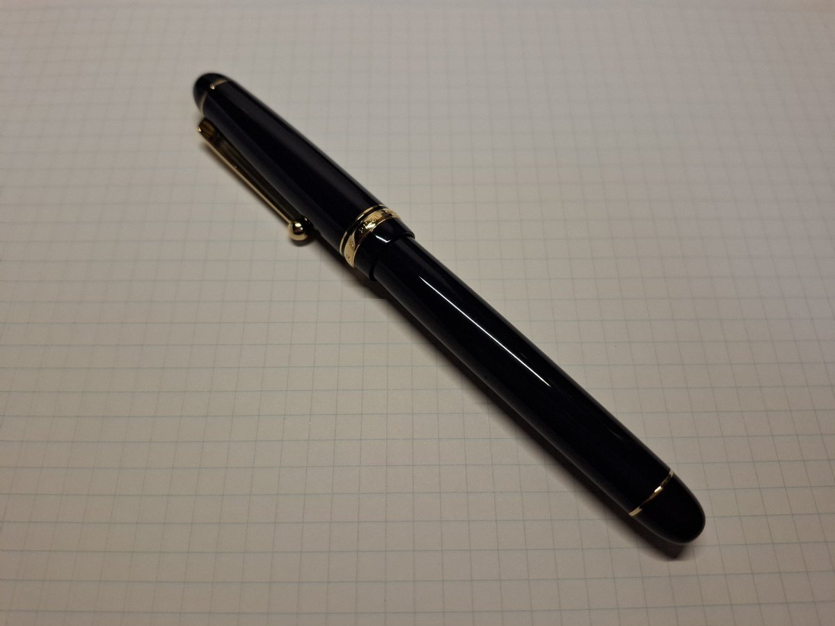 kris_amida's tweet photo. 明日から休業に入る丸善、文具の50％オフが70％オフになったから、昨日行ってみたの。

高級筆記具コーナーに行ったら、先日お話ししてくれた店員さんが話しかけてくれて、「ウォーターマンとパイロットの万年筆が残っている」とのこと。

ウォーターマンは眼中にないのでパイロットを見たいと言ったら、奥から出てきた。
（ウォーターマンはフランスだからさ、筆記具は日本メーカーに限る。）

定価38,500円、割り引かれて1万円ちょっとで購入できました。
閉店セールって、すごい。