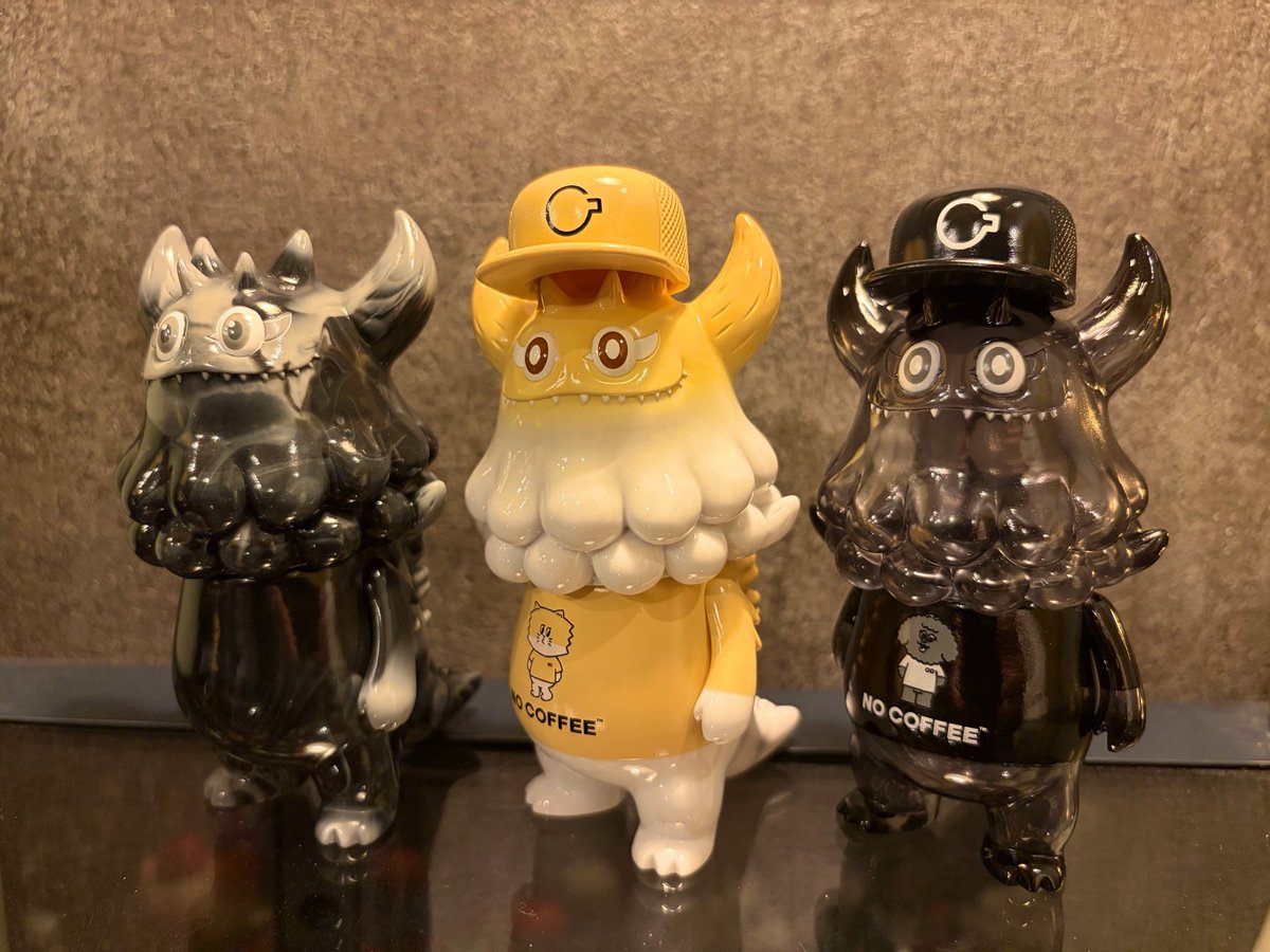 auf_nichts's tweet photo. Rangeas Jr. "NO COFFEE" Vol.3がやってきてくれました☕️
ナシちゃん柄Tシャツをきて、カラーもお揃いになったかわいいランジアスJr.。
先住のシオフィちゃん柄TシャツのVol.2とも一緒に📸
エヌオくん柄Tシャツを着た最初のランジアスJr.再販してくれないかなぁ…🤔
#T9G
#NOCOFFEE
#RangeasJr https://t.co/tMSiUUQNPv