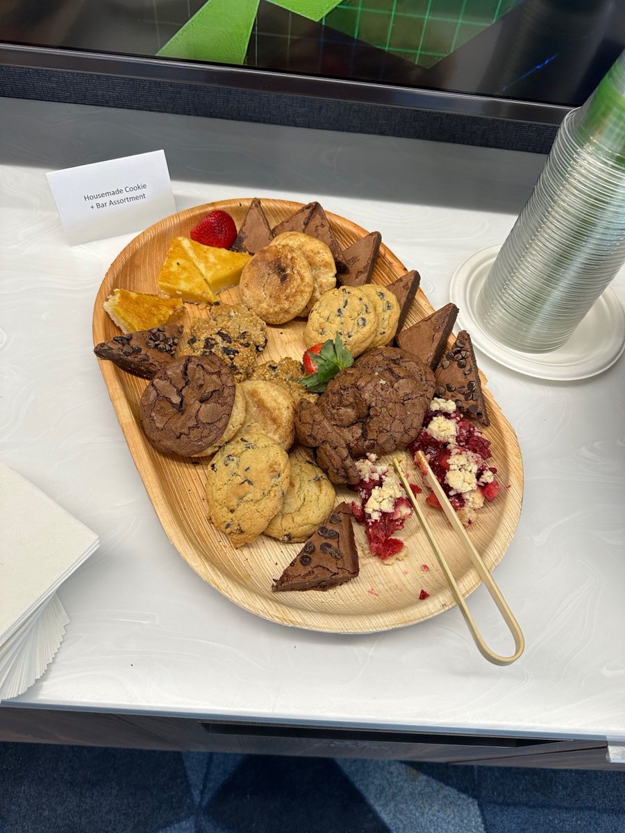 Eastham7np's tweet photo. Disfrutando de estas galletas crujientes con chocolate Compartiendo momentos dulces con mis amigos hoy! https://t.co/FaxQjnBmiX
