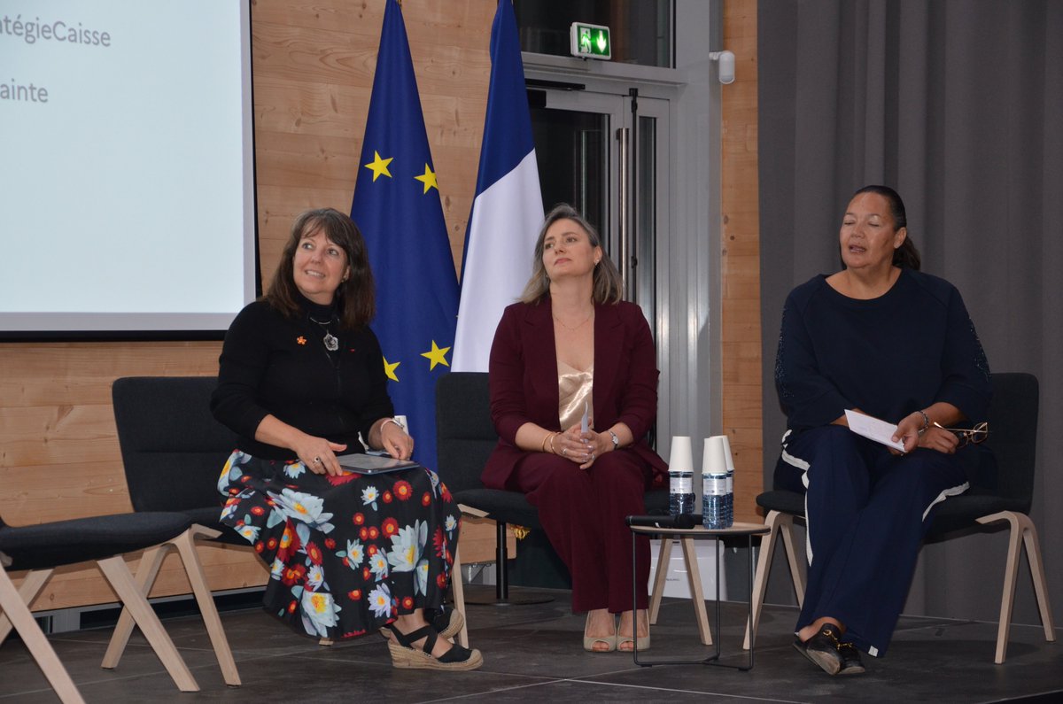 Prefet21_BFC's tweet photo. 🏆 Le sport féminin, un moteur pour le territoire !

À la Préfecture de la Côte-d’Or, la préfète Violaine Démaret a reçu mardi soir les joueuses de la @jdadijonhand, pour célébrer leur victoire en Final Cup en mai dernier.

Cette rencontre a également réuni sportives, dirigeantes, clubs professionnels et amateurs, représentants du mouvement sportif, collectivités et acteurs économiques autour d’un même objectif : faire du sport féminin un levier de confiance, de leadership et d’avenir pour la Côte-d’Or.

💬 Deux temps d’échanges ont permis de partager des expériences et des initiatives autour :
➡️ du sport comme facteur de confiance et d’émancipation, et de l’importance des rôles modèles pour les jeunes générations ;
➡️ des différentes façons d’investir dans le sport féminin : financement, visibilité, mentorat, réseaux, compétences, accompagnement des clubs et opportunités professionnelles.

Après l’accueil du Tour de France Femmes en Côte-d’Or et dans la dynamique engagée depuis les Jeux de Paris 2024, cette rencontre illustre la volonté de faire grandir durablement la place des femmes dans le sport, sur les terrains comme dans les responsabilités.

👏 Félicitations à la JDA Dijon Handball pour son parcours et merci à l’ensemble des acteurs mobilisés pour faire avancer le sport féminin sur le territoire !