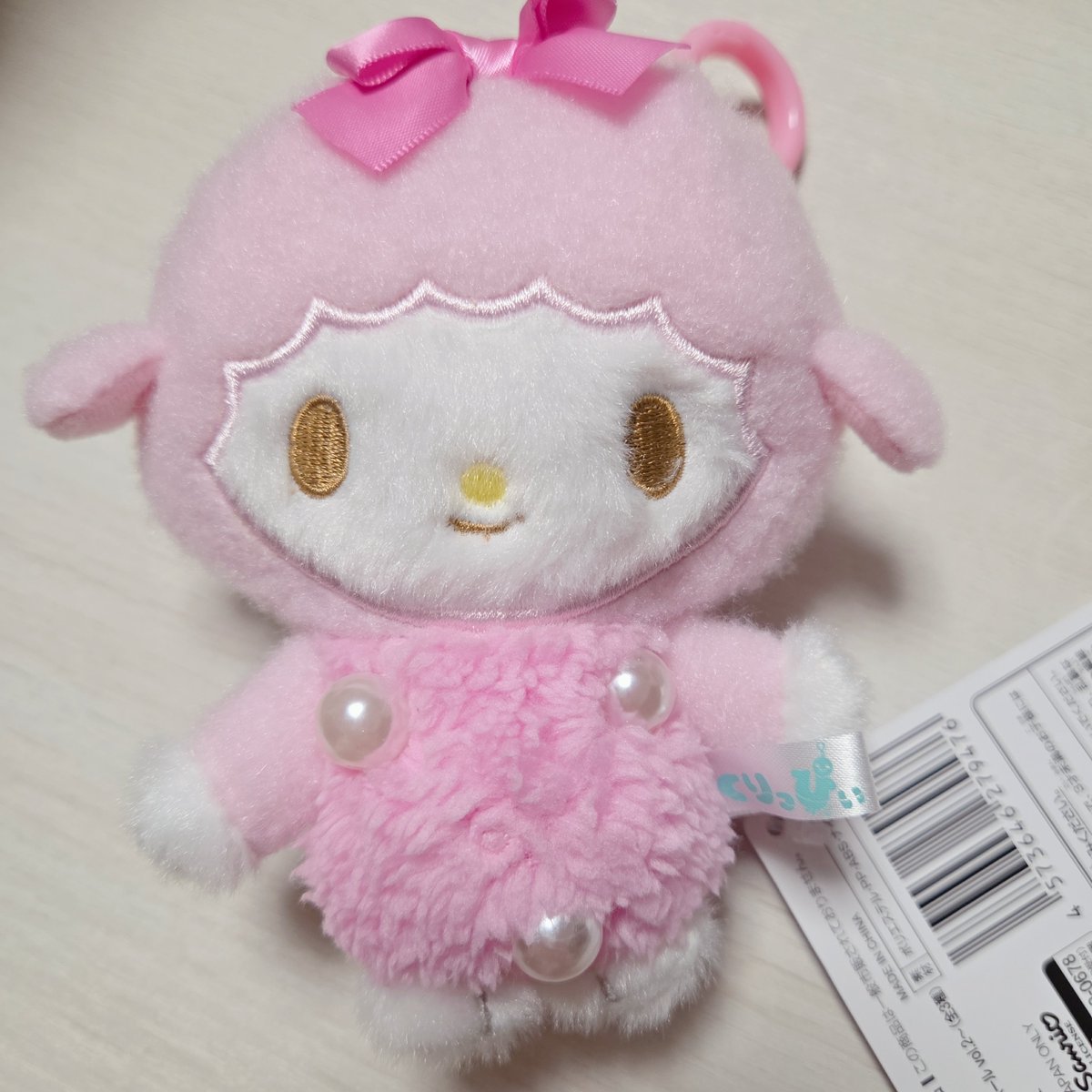 __Sugar_0706's tweet photo. 奇跡的に2本アームで掴むことができて100円で取れました！！！🐑🎀 https://t.co/1eUbiWwAOu
