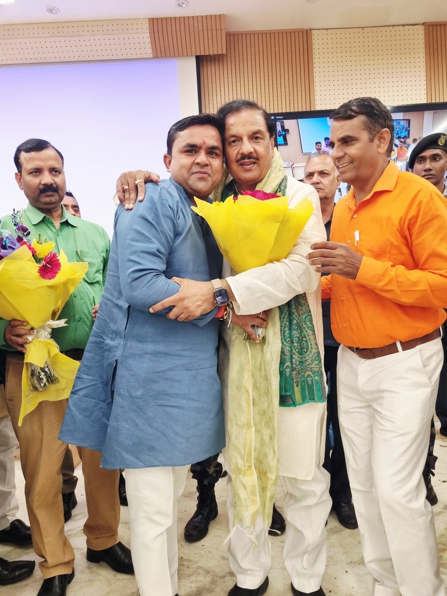 rkshsharma's tweet photo. आज अपने लोकप्रिय नेता,सांसद एवं पूर्व केंद्रीय मंत्री आदरणीय Dr. Mahesh Sharma  जी को मिलकर जन्मदिन की हार्दिक शुभकामनाएँ प्रेषित की |

ईश्वर से प्रार्थना है कि आपको दीर्घायु, उत्तम स्वास्थ्य और सुख-समृद्धि प्रदान करें तथा आपका स्नेह और आशीर्वाद हम सभी पर सदैव बना रहे। https://t.co/vObyLtCHlg