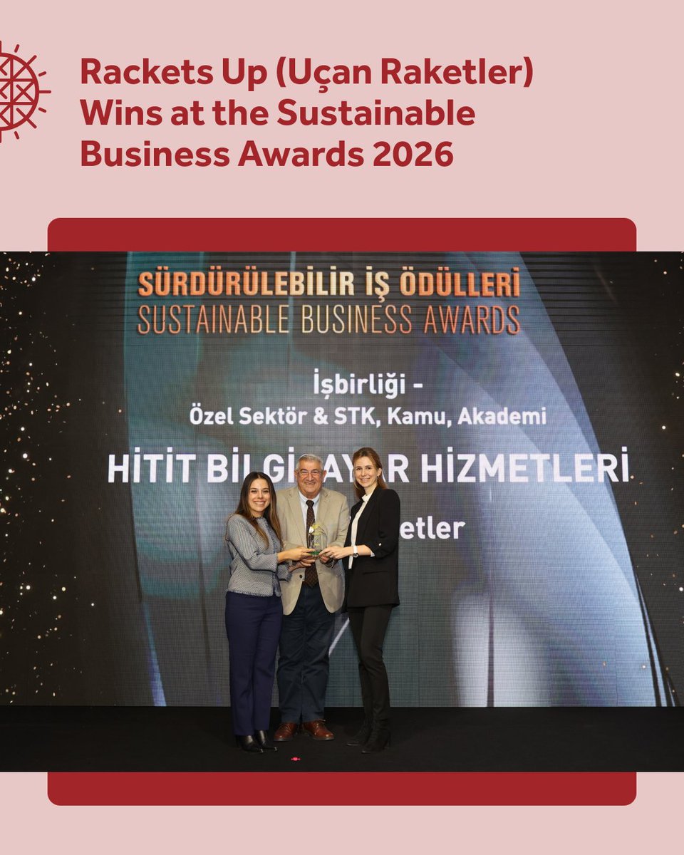 HititCS's tweet photo. Uçan Raketler, Sürdürülebilir İş Ödülü’nün sahibi oldu.
 
2018 yılından bu yana Türkiye Masa Tenisi Federasyonu iş birliğiyle yürüttüğümüz Uçan Raketler projemiz, Sürdürülebilir İş Ödülleri’nde “İş Birliği - Özel Sektör & STK, Kamu, Akademi” kategorisinin kazananı oldu. Spora erişimi kısıtlı çocukları masa tenisiyle buluşturmak amacıyla hayata geçirdiğimiz proje kapsamında bugüne kadar 411 devlet okulunda 160 bini aşkın çocuğa ve 430 öğretmene ulaştık.
 
Özel sektör, kamu, sivil toplum ve eğitim kurumlarını ortak bir hedef etrafında buluşturan bu iş birliği modelinin, çok sayıda değerli proje arasından öne çıkarak sürdürülebilirlik alanında ödüle layık görülmesinden büyük mutluluk duyuyoruz.
 
Bu ödül, Uçan Raketler’in sekiz yıldır büyüyerek devam eden sosyal etkisinin ve çok paydaşlı iş birliği modelinin değerli bir karşılığı oldu. Projeye emek veren tüm paydaşlarımıza teşekkür ederiz.

https://t.co/vzcTgO2WSE

🏓✈️

Rackets Up Wins Sustainable Business Award
 
Hitit’s social responsibility project Rackets Up, implemented in collaboration with the Turkish Table Tennis Federation since 2018, has been named the winner in the “Collaboration – Private Sector & NGOs, Public Sector, Academia” category at the Sustainable Business Awards. Launched to bring children with limited access to sporting opportunities to table tennis, the project has reached more than 160,000 children and 430 teachers across 411 public schools to date.
 
We are delighted that this collaborative model, which brings together the private sector, public sector, civil society, and educational institutions around a shared goal, has been recognized with a sustainability award alongside many other impactful projects.
 
This award is a meaningful recognition of Rackets Up’s growing social impact over the past eight years and the value of its multi-stakeholder collaboration model. We would like to thank all our partners and stakeholders who have contributed to the project.

https://t.co/LRkKv0kyQZ

#SürdürülebilirİşÖdülleri #SustainableBusinessAwards